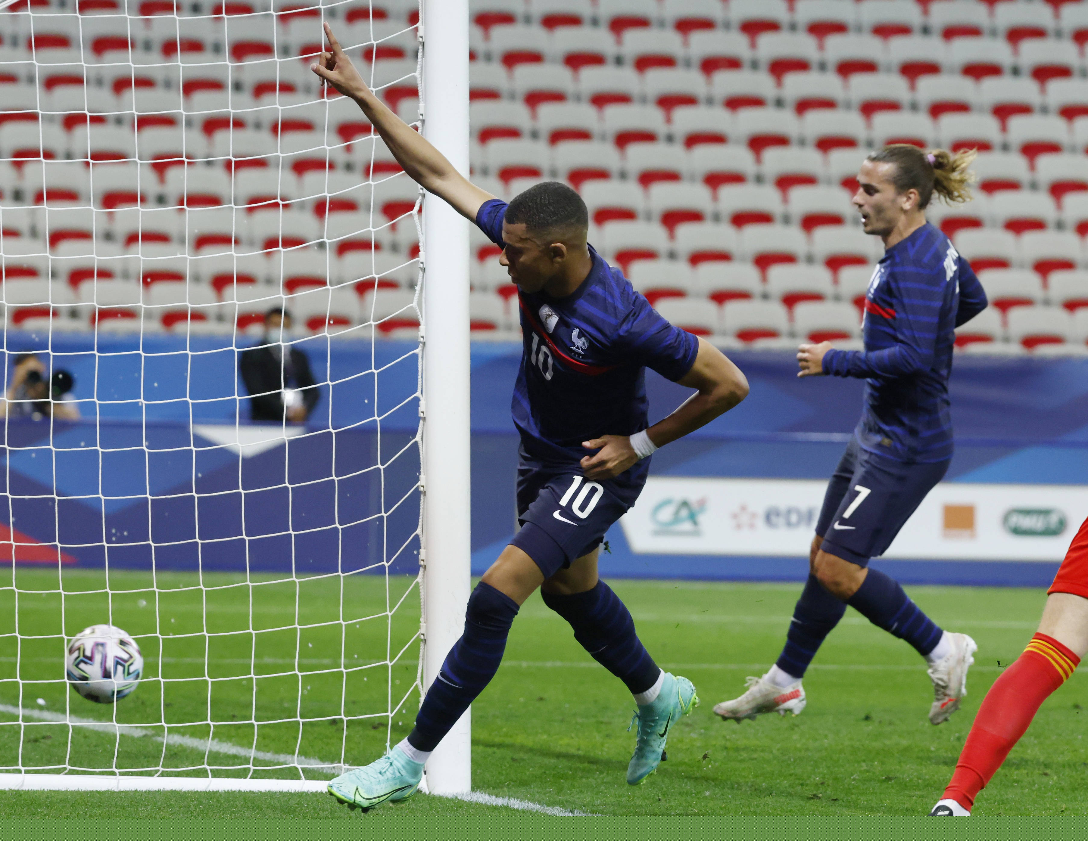 利物浦萨拉赫任意球破门锁定胜局