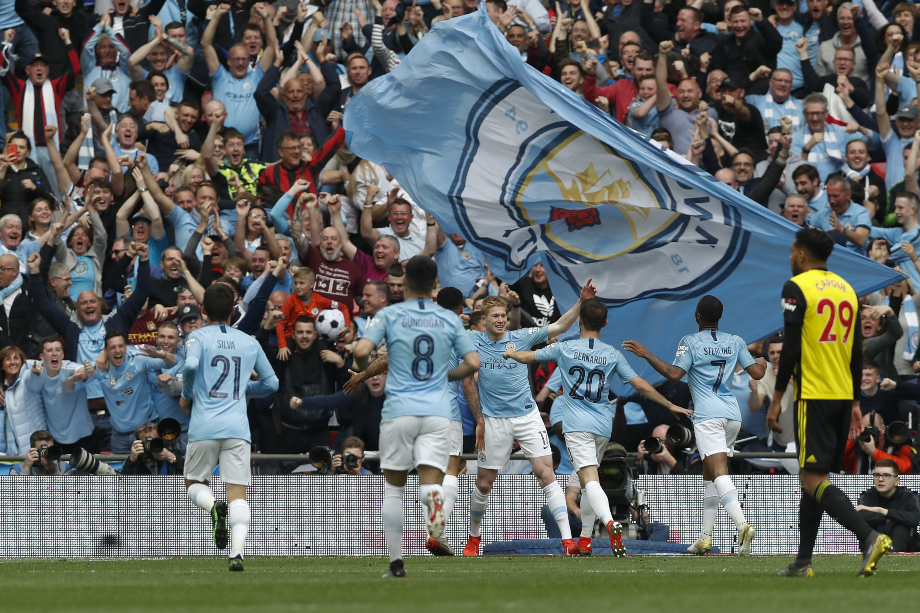 记者：莱比锡已拒绝纽卡对谢什科的报价，希望曼联竞价