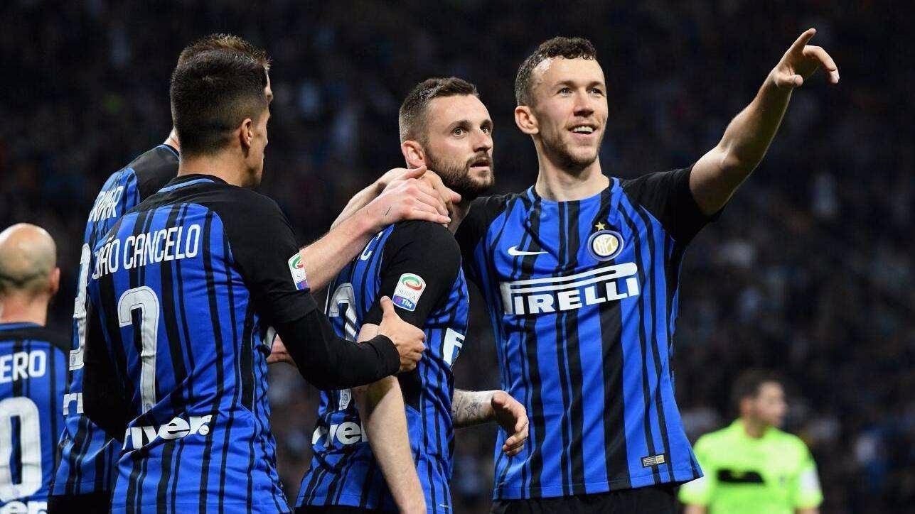 我晒干了沉默！河南后卫周缘德晒与网红田一名合影