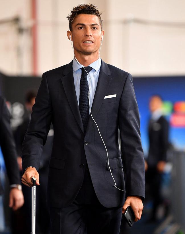 湖人詹姆斯关键三分锁定胜利